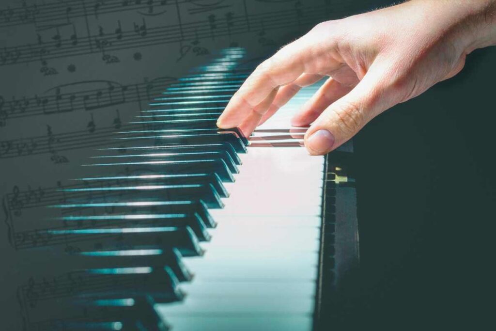 uomo suona il pianoforte