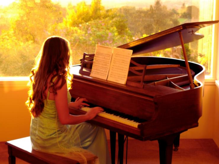 ragazza suona pianoforte